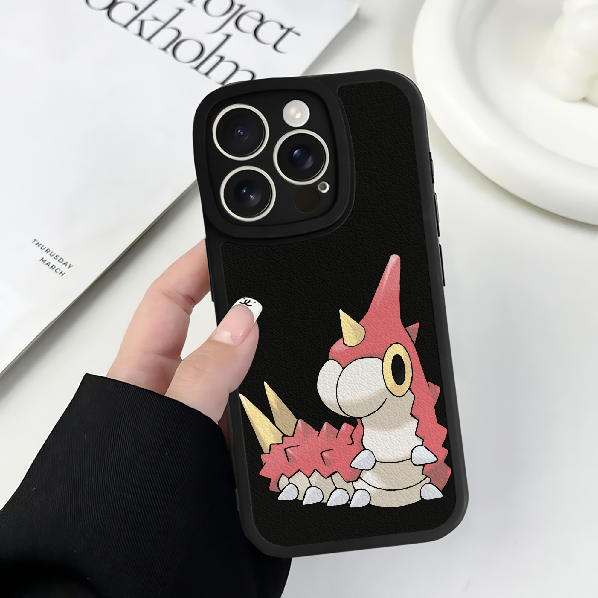 （画像用） ポケットモンスター Pokémon 【iPhone 16シリーズ対応】シリコンスマホケース（レザー調） 材質：シリコン
